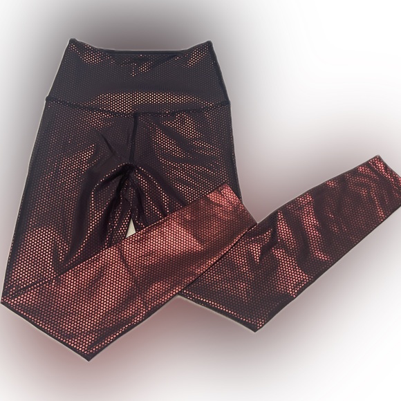 NWOT Pink Metallic/Black Beyond Yoga Leggings - Picture 2 of 4